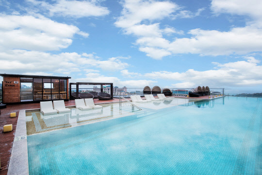 켄싱턴 제주 호텔이 상록수가 많아 봄 기운을 앞서 만끽할 수 있는 패키지를 선보인다. 싱그러운 초록이 가득한 제주로 힐링 여행을 떠날 수 있는 '리프레시 스프링 패키지'를 3월 4일부터 시작하는 것. 패키지는 6월 30일까지 운영한다. 온라인으로 예약하면 1박당 3만원을 할인해준다. 다른 이벤트와 중복 적용되지는 않는다. 조기 종료될 수 있다. 루프탑 스카이피니티 풀 모습. 켄싱턴 제주 호텔 제공